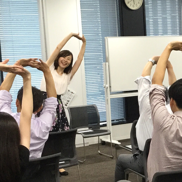仕事着そのままヨガ
